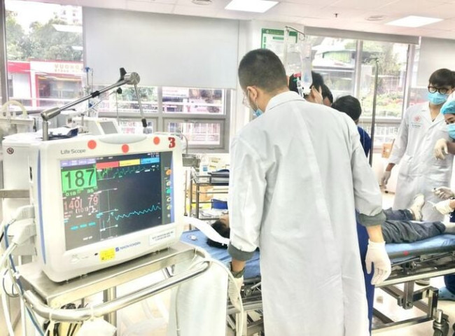 Sốc điện 12 lần cứu sống bệnh nhân ngừng toàn hoàn ngoại viện