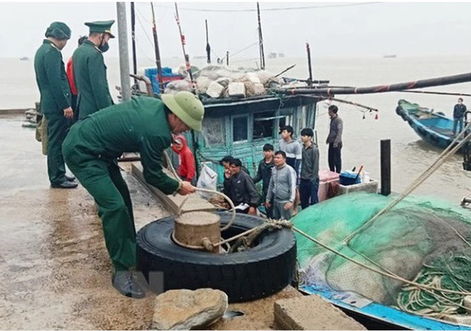 Quảng Bình tiếp cận, sơ cứu kịp thời thuyền viên bị tai biến trên biển