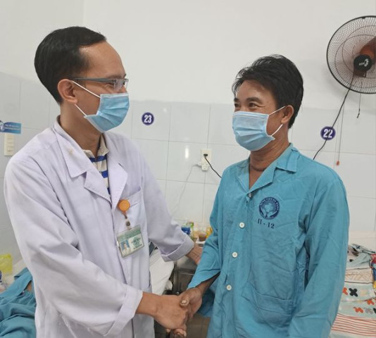 Đà Nẵng cứu sống nam bệnh nhân bị mảnh sắt bắn vào cổ lúc đang làm việc