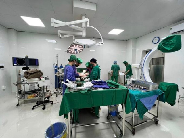 Hà Nội phẫu thuật cho bệnh nhi 13 tuổi bị ngã gãy kín 1/3 giữa xương cánh tay trái