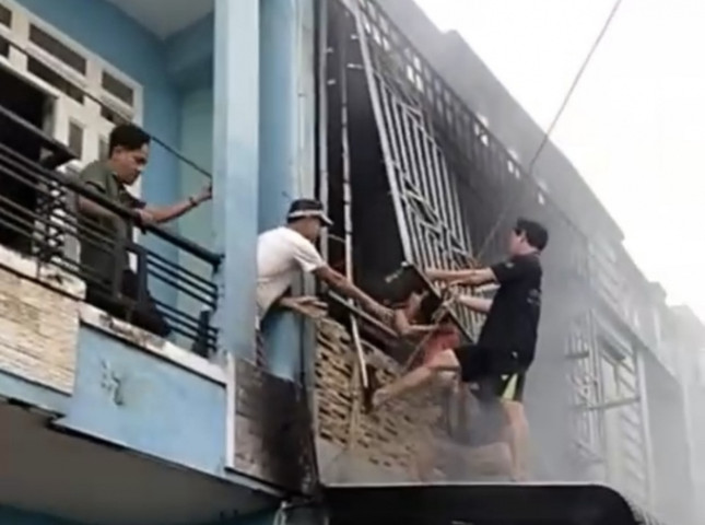 TP. HCM: Người dân giải cứu kịp thời 3 người mắc kẹt trong căn nhà bốc cháy