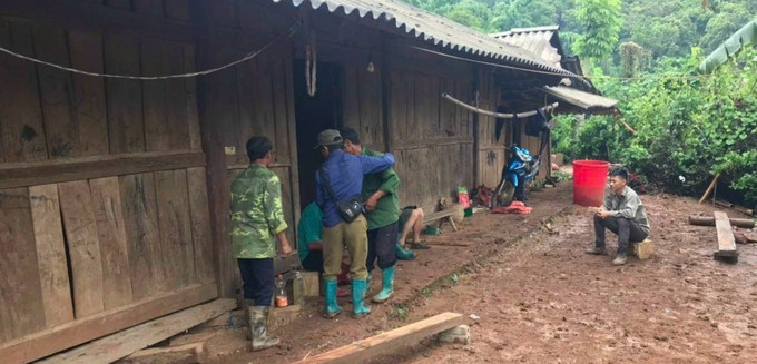 Điện Biên: Một gia đình bị nước cuốn khi đi qua mương cạn khiến 2 trẻ tử vong