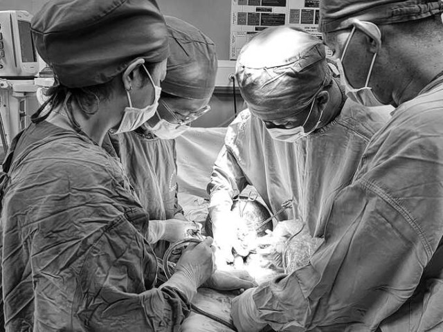 Sóc Trăng phẫu thuật thành công 1 trường hợp u xơ cơ tử cung nằm trong dây chằng rộng nặng gần 3kg