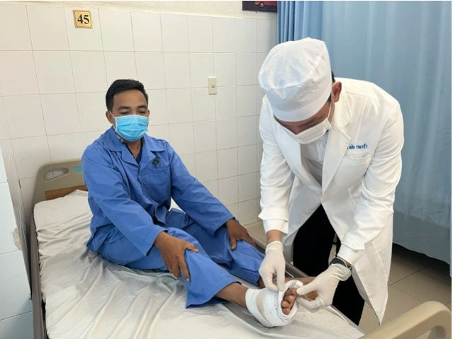 Cần Thơ phẫu thuật khâu nối mạch máu, cứu sống bàn chân bị đứt lìa cho nam bệnh nhân