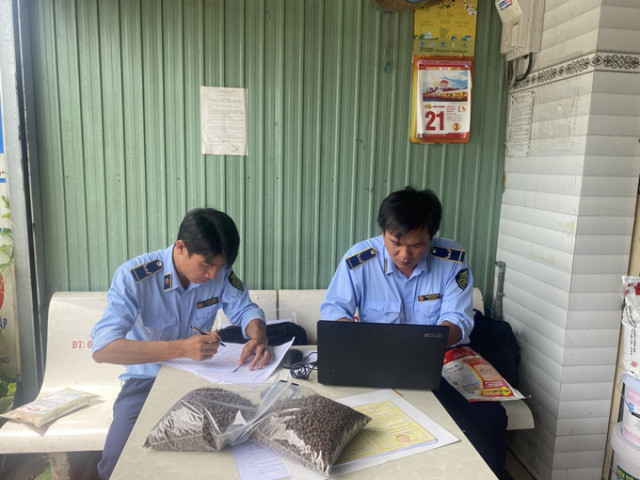 Tiền Giang xử phạt 80 triệu đồng 1 đại lý buôn bán thức ăn thủy sản có hàm lượng Cadimi vượt mức cho phép