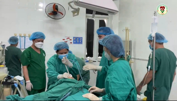 Hà Giang nội soi can thiệp thành công lấy dị vật xương lợn 3 cạnh cho cụ bà 78 tuổi bị hóc ở thực quản