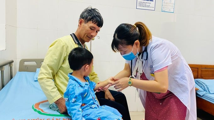 Quảng Ninh ghi nhận nhiều bệnh nhi mắc tay chân miệng phải nhập viện điều trị