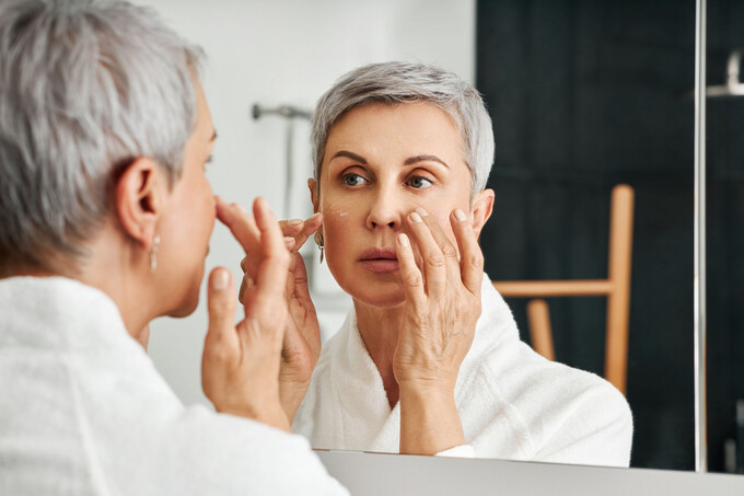Cách chăm sóc da cho phụ nữ mãn kinh