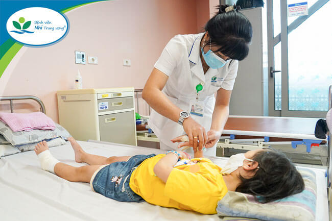 Cảnh báo nhiều trẻ nhập viện trong tình trạng vết thương gót chân do bị nan hoa xe đạp kẹp