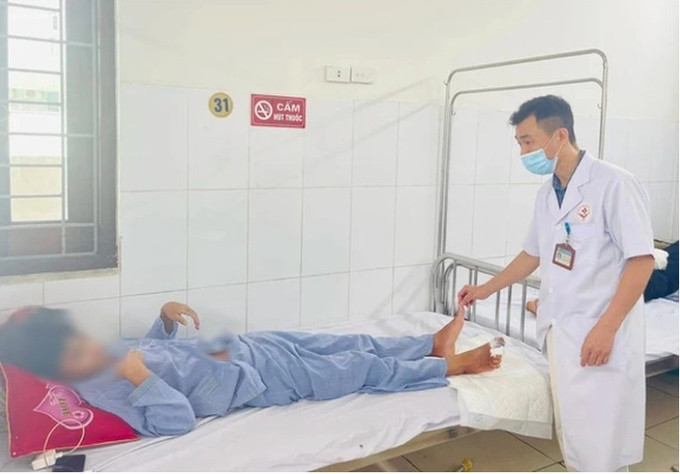 Bắc Giang tiếp nhận điều trị cho nam thanh niên bị tai nạn lao động suýt đứt lìa 2 ngón chân