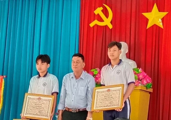 Tiền Giang tặng Bằng khen cho 2 học sinh dũng cảm cứu người đuối nước