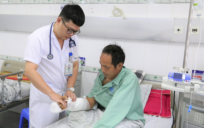 Phú Thọ cấp cứu kịp thời bệnh nhân bị kính vỡ cắt vào tay gây đứt động mạch quay