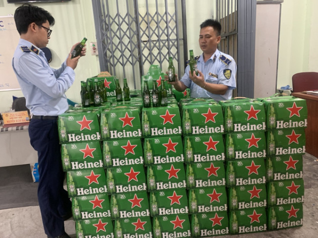 Phú Yên phát hiện trên xe vận chuyển 2.400 chai bia hiệu Heineken vi phạm