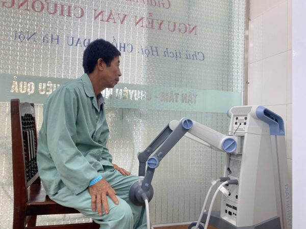 Phú Thọ điều trị cho bệnh nhân bị đau cột sống cổ lan tay trái, tê bì hạn chế vận động tay trái