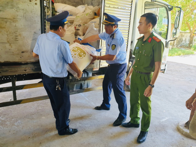 Quảng Trị phát hiện ô tô vận chuyển 2 tấn đường nhập lậu