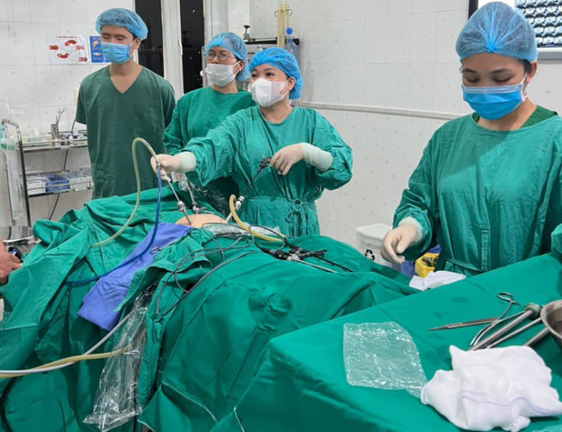Hà Giang phẫu thuật nội soi cấp cứu thành công cắt bỏ khối u nang bì buồng trứng cho cô gái 19 tuổi