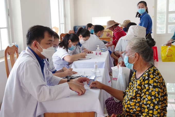 300 đối tượng chính sách và người già được khám, điều trị bệnh