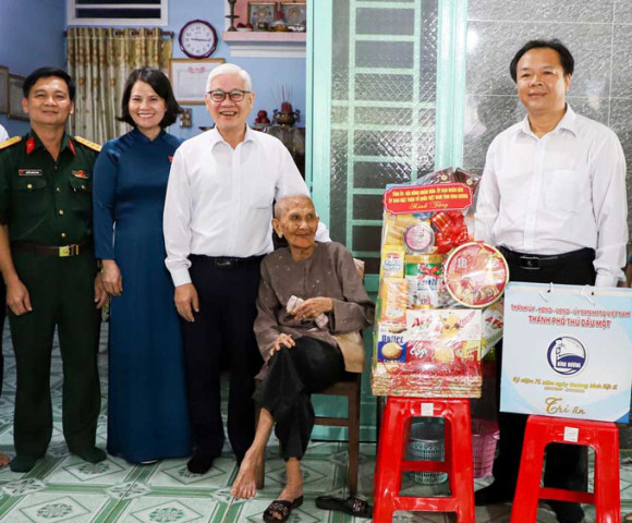 Lãnh đạo tỉnh Bình Dương thăm và tặng quà các gia đình chính sách