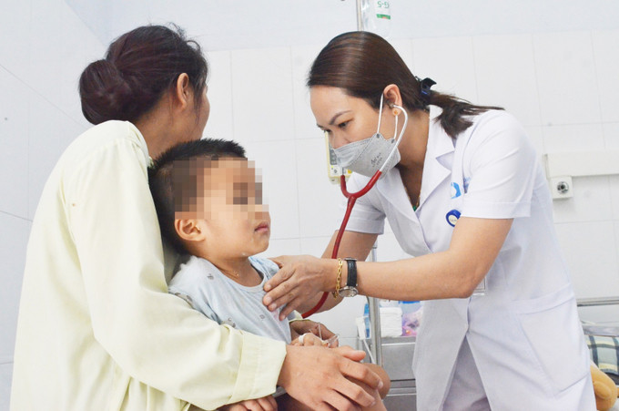 Quảng Ninh: Bé trai 2 tuổi bị ngộ độc thuốc tẩy mụn ruồi do sự bất cẩn của người lớn khi bảo quản hóa chất