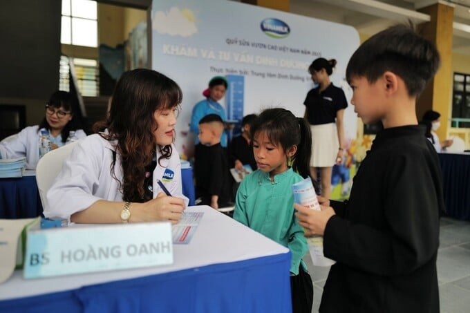 Theo chân Quỹ Sữa Vươn cao Việt Nam trên những hành trình "Trao sữa gửi niềm vui"