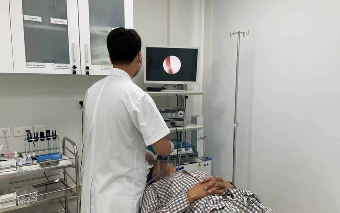 Hà Nội: Một nam bệnh nhân nhập viện do tự ý sử dụng các thuốc xịt mũi có corticoid kéo dài gây suy thượng thận