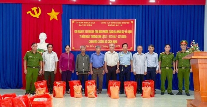 Bình Phước: Chi đoàn Phòng Cảnh sát Thi hành án hình sự và hỗ trợ tư pháp tặng quà người có công với Cách mạng