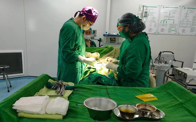 Sơn La thực hiện ca phẫu thuật chuyển vạt da có cuống mạch liền bàn tay cho bệnh nhân bị lóc toàn bộ da do bị tai nạn lao động