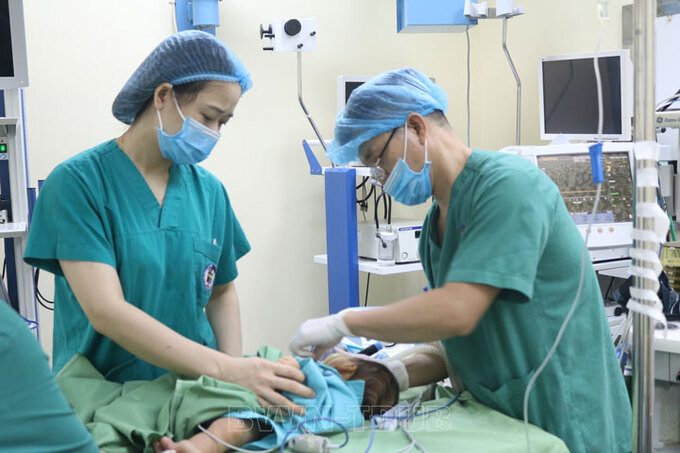 Quảng Ninh phẫu thuật cấp cứu điều trị thoát vị bẹn trái nghẹt cho bệnh nhi 35 ngày tuổi
