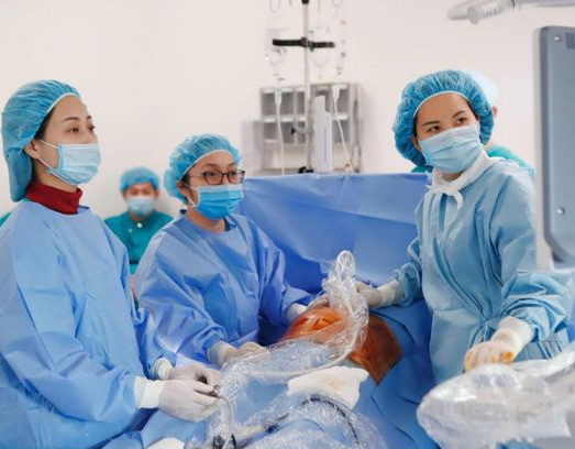 Em bé IVF chào đời khỏe mạnh nhờ truyền ối