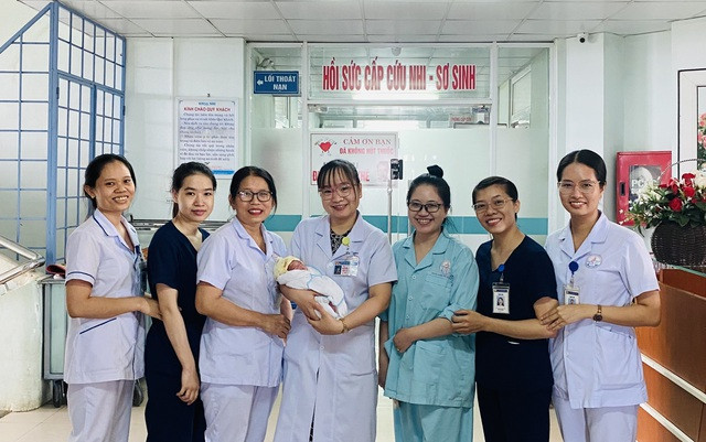Quảng Trị chăm sóc, điều trị thành công bé gái sinh non 25 tuần được 670 gram