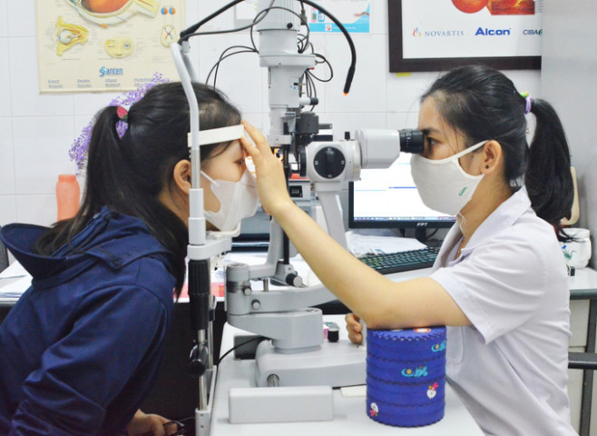 Chuyên gia cảnh báo biến chứng đau mắt đỏ gây viêm giác mạc, giảm thị lực
