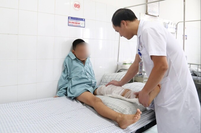 Phú Thọ: Bé 10 tuổi bị u nhọt, gia đình cho đắp thuốc dân tộc không rõ nguồn gốc khiến chân không đi lại được