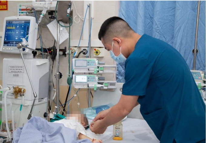 Hà Nội điều trị thành công cho bệnh nhi bị suy hô hấp nặng do biến chứng của bệnh tay chân miệng