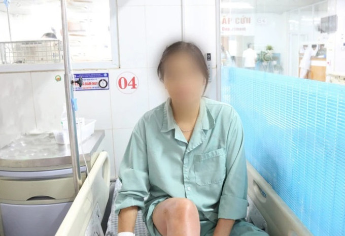 Bệnh viện Đa khoa tỉnh Phú Thọ điều trị bệnh nhân bị gà trống tấn công dẫn đến viêm mô tế bào đùi cẳng chân phải