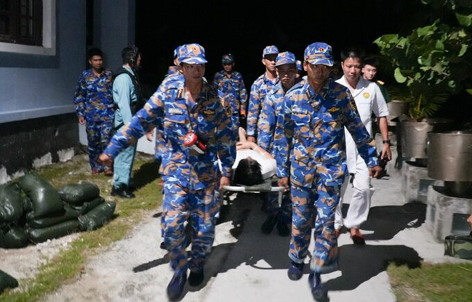 TPHCM: Tổ cấp cứu đường không Bệnh viện Quân y 175 kịp thời đưa ngư dân bị nạn từ Trường Sa về đất liền điều trị