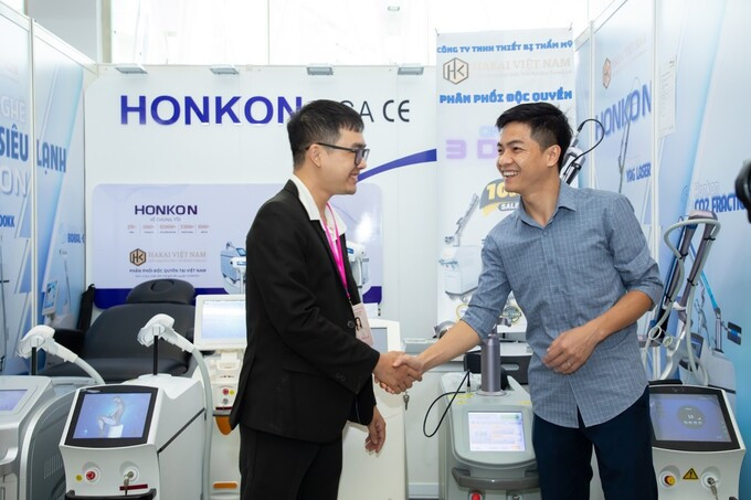 Chuyên gia Lê Huỳnh Anh Vy gặp gỡ đại diện hãng thiết bị thẩm mỹ HONKON Việt Nam đạt tiêu chuẩn FDA