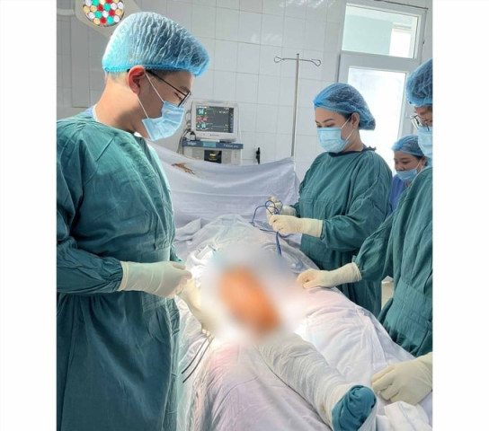 Bệnh viện Đa khoa Quảng Nam phẫu thuật lấy 4 thanh sắt đâm xuyên đùi nam công nhân