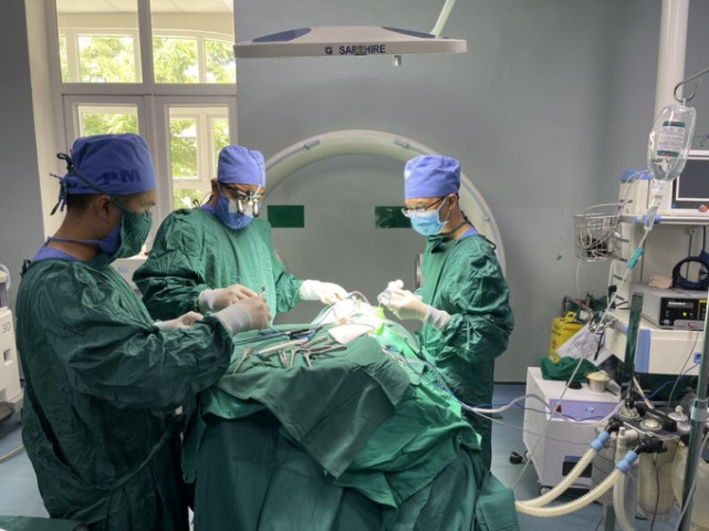 Bệnh viện Chấn thương - Chỉnh hình Nghệ An phẫu thuật thành công ca bệnh bị thoát vị đĩa đệm cột sống cổ