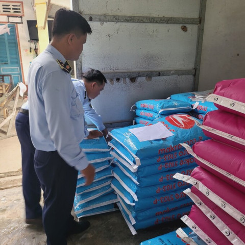 Kiên Giang đề nghị xử phạt 1 cơ sở bán thức ăn thủy sản không đạt chất lượng