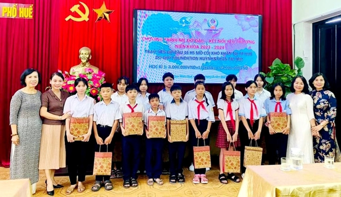Thừa Thiên – Huế tặng quà cho trẻ mồ côi trong chương trình “Mẹ đỡ đầu - kết nối yêu thương”