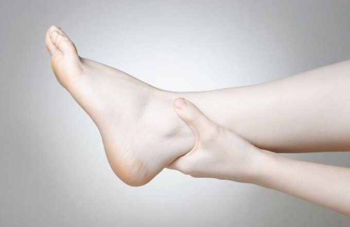 6 mẹo giảm sưng chân