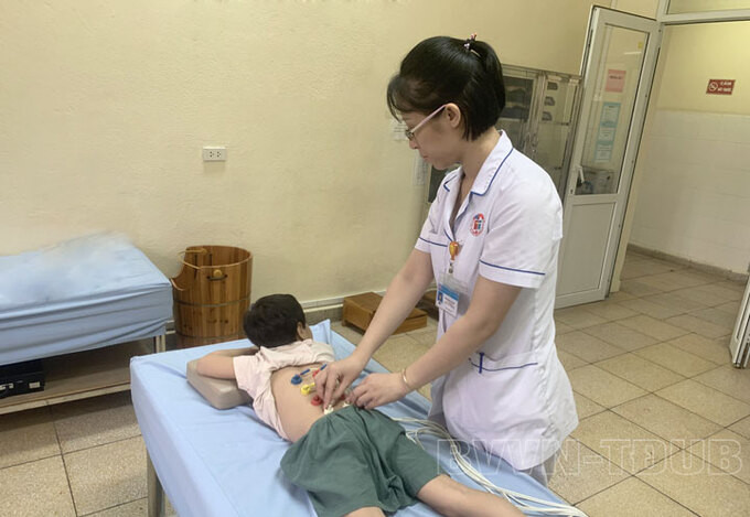 Quảng Ninh: Bệnh viện Việt Nam – Thụy Điển Uông Bí điều trị cho trẻ rối loạn phổ tự kỷ bằng phương pháp y học cổ truyền