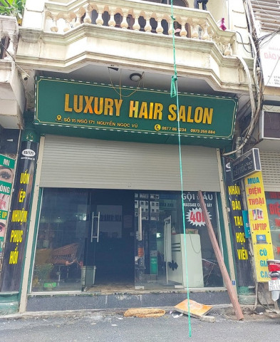 Hà Nội: Bà cho cháu 5 tháng tuổi vào xô thả xuống đất thoát nạn trong vụ cháy nhà