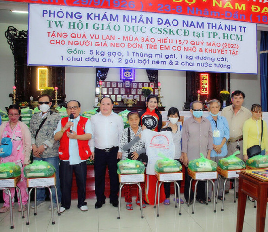 Văn phòng đại diện Trung ương Hội GDCSSKCĐ Việt Nam trao tặng 300 phần quà cho người già neo đơn, trẻ em cơ nhỡ và khuyết tật