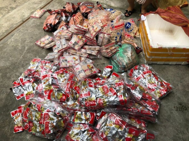 Hà Giang phát hiện ô tô vận chuyển 2.430 sản phẩm bánh khoai môn, chân gà và 63 kg xúc xích, chả mực nhập lậu