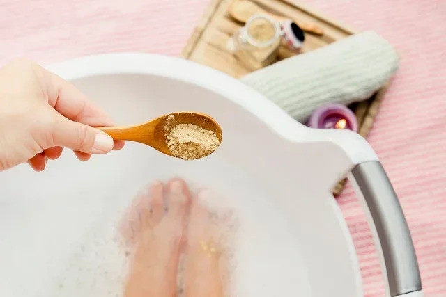 10 mẹo chữa sưng bàn chân và mắt cá chân
