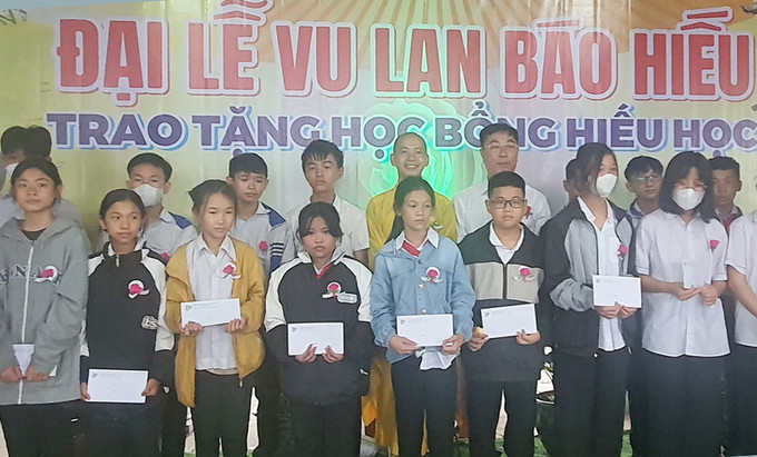Quảng Bình trao tặng học bổng cho học sinh có hoàn cảnh khó khăn trước thềm năm học mới