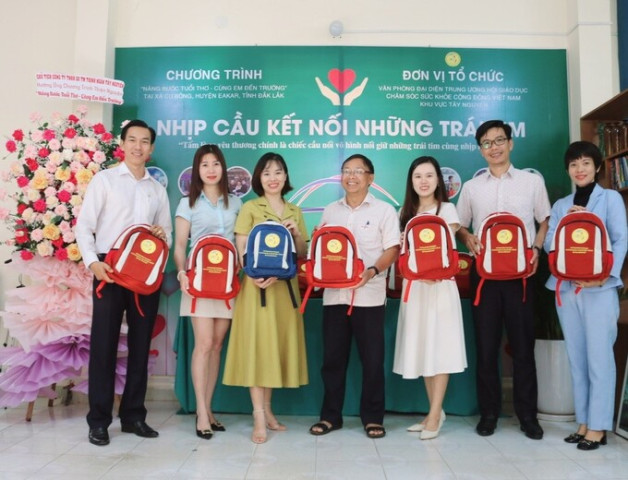 Văn phòng đại diện Trung ương Hội GDCSSKCĐ Việt Nam tại Tây Nguyên tổ chức chương trình thiện nguyện “Nâng bước tuổi thơ – Cùng em đến trường”