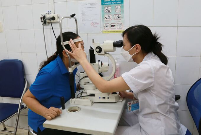 Bệnh viện Đa khoa tỉnh Quảng Ninh tiếp nhận nhiều trường hợp đến khám với triệu chứng của bệnh viêm kết mạc cấp