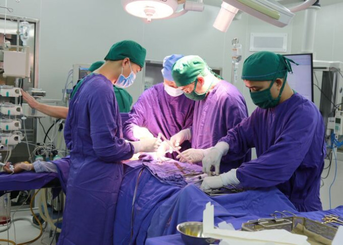 Bệnh viện Đa khoa tỉnh Quảng Ninh phẫu thuật bắc cầu động mạch chủ đùi bằng mạch nhân tạo cho bệnh nhân 70 tuổi